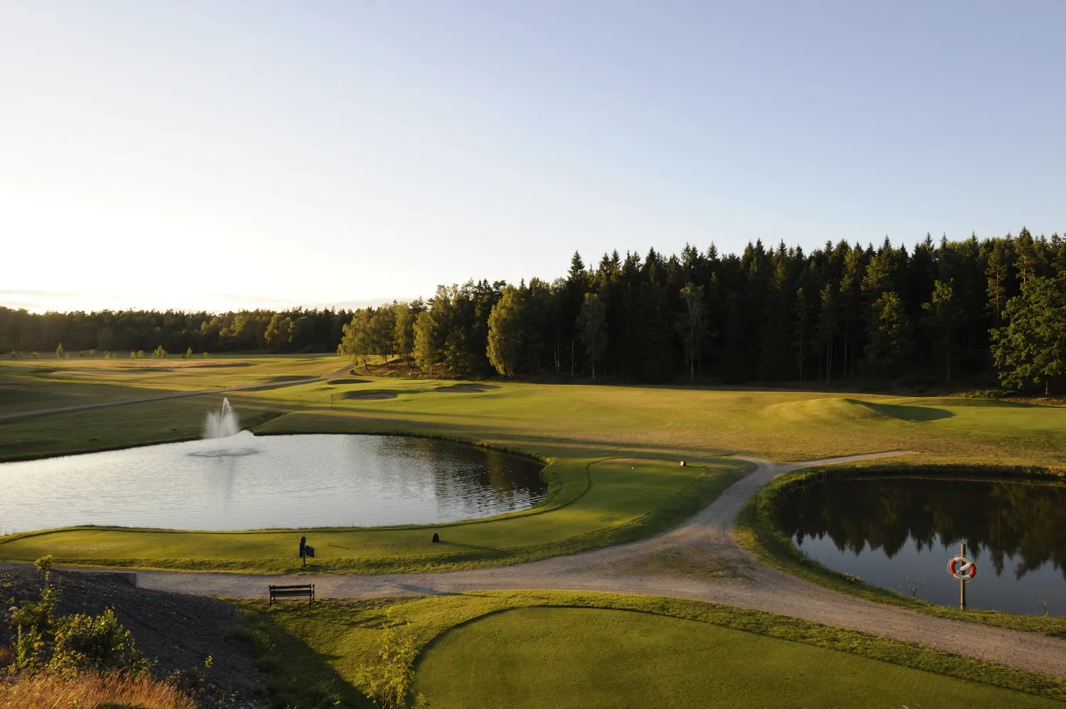 Hål 10 damm/fontän och green